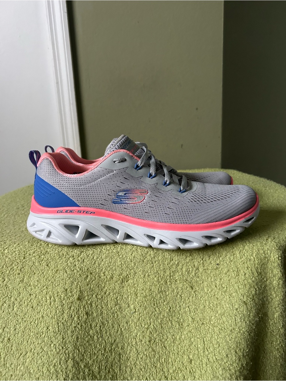 NWOT Skechers Glide-Step Gray Pink Blue Athletic Women’s Sneaker Sz 10